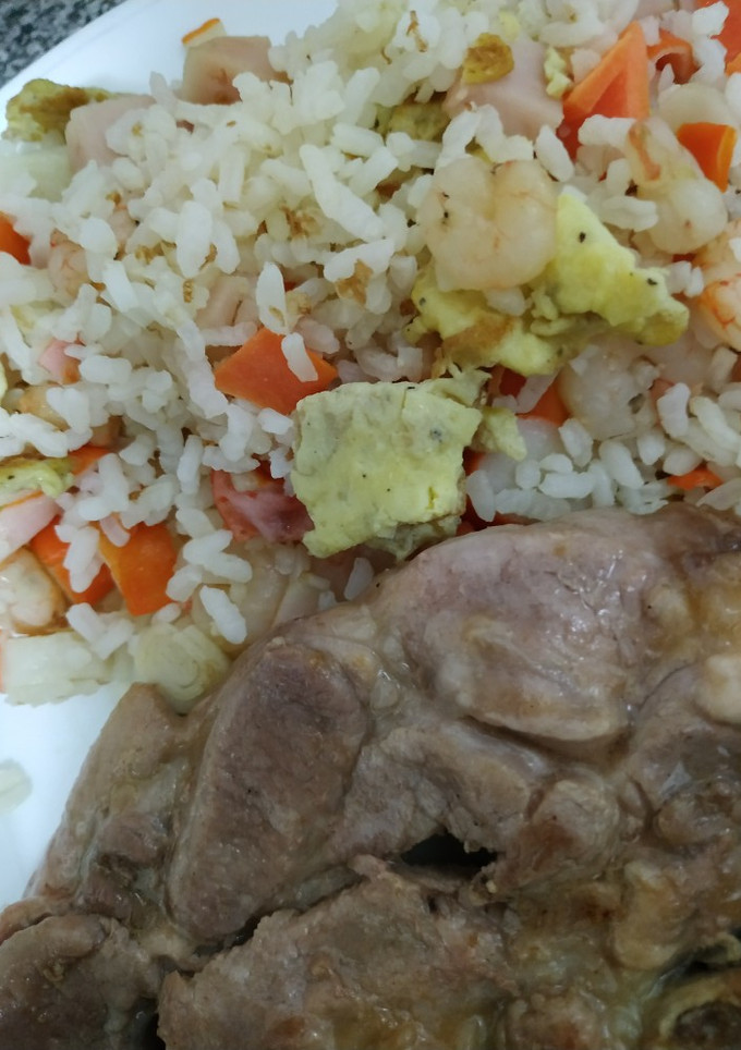 Una foto de Arroz tres delicias y chuletas de cerdo