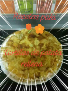 Una foto de Tortilla de💠 patatas rellena💠de queso 🍴🍻