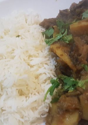 A picture of Aaloo bangan with white rice.