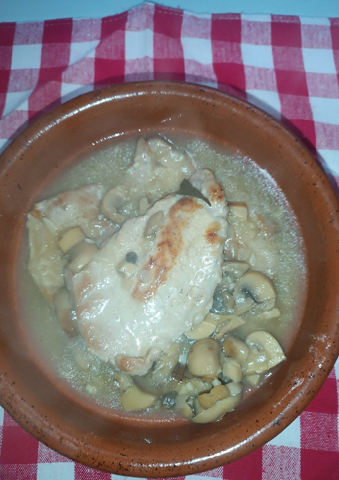 Una foto de Cazuela de Lomo con champiñones a la cerveza