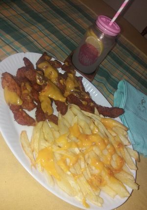 Una foto de Varitas de pollo especiadas y fritas con cheddar fundido