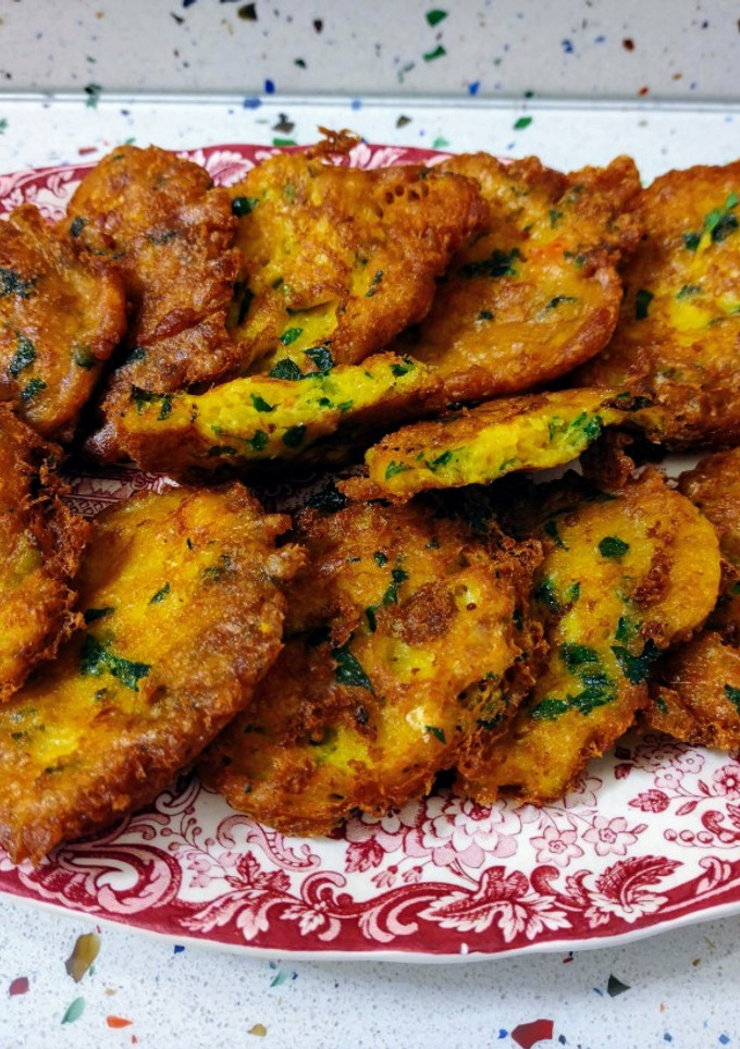 Una foto de Buñuelos de bacalao con langostinos