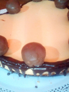 Una foto de Torta brownie de chocolate blanco con mousse de Dulce leche