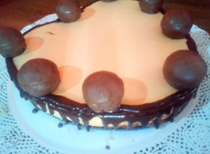 Una foto de Torta brownie de chocolate blanco con mousse de Dulce leche