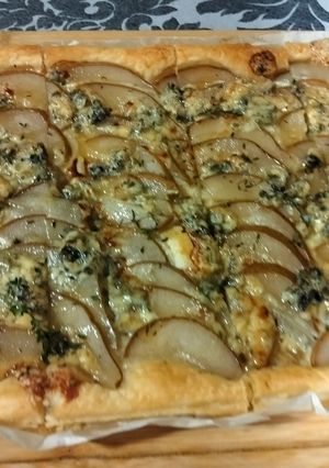 Una foto de Hojaldre con pera y queso azul