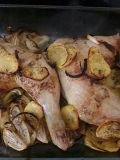 Una foto de Pollo al horno con patatas a lo pobre