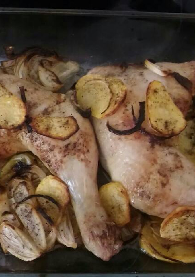 Una foto de Pollo al horno con patatas a lo pobre