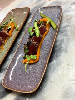 Foto de "Tuna Tataki com Puré de Batata Doce"