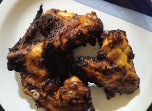 Una foto de Alitas con salsa barbacoa casera