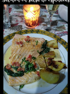 Una foto de Salmón con salsa de espinacas