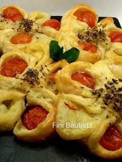 Una foto de Canapé flor de hojaldre con mozzarella y cherry