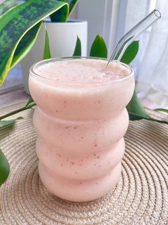 Una foto de Batido de melocotón, fresas y melón