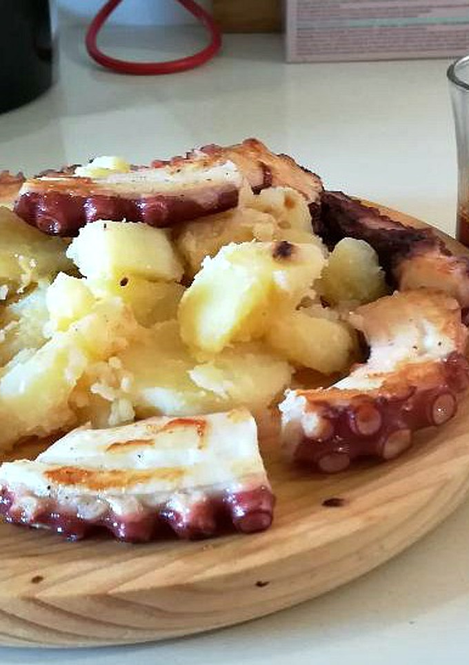 Una foto de Pulpo cocido a la brasa con dos salsas