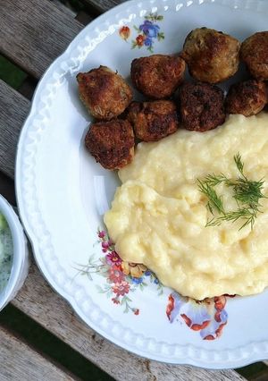 Air fryerben sült feta sajtos húsgolyó krumplipürével és tzatzikivel recept fotója