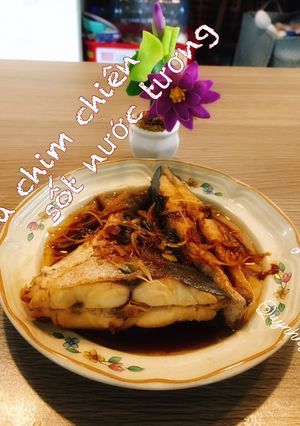 Hình của món Cá chim chiên sốt nước tương.