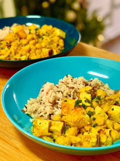 Una foto de Tofu en salsa especiada con garbanzos y arroz