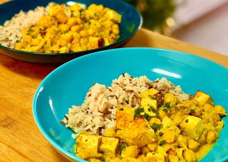 Tofu en salsa especiada con garbanzos y arroz