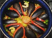 Una foto de arroz con camarón y embutidos