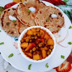 A picture of Healthy tasty Jowar (sorghum) bhakri with masaledar sabji.