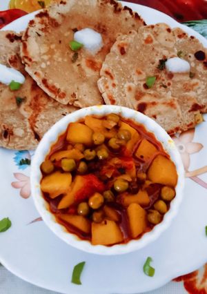 A picture of Healthy tasty Jowar (sorghum) bhakri with masaledar sabji.
