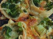 Una foto de empanadas de brócoli