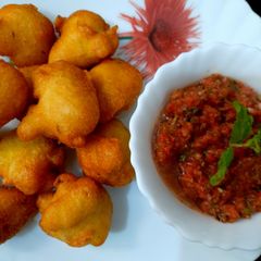 A picture of Chaula Bara with Patalganta chutney.