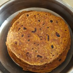 A picture of Mooli and Gajar paratha.