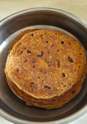 A picture of Mooli and Gajar paratha.