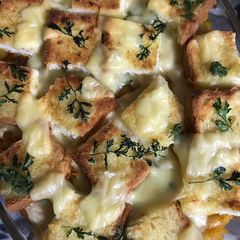 A picture of Garlic bread macaroni.