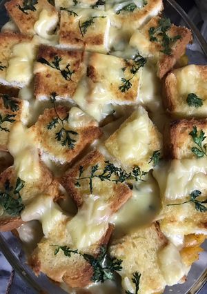 A picture of Garlic bread macaroni.