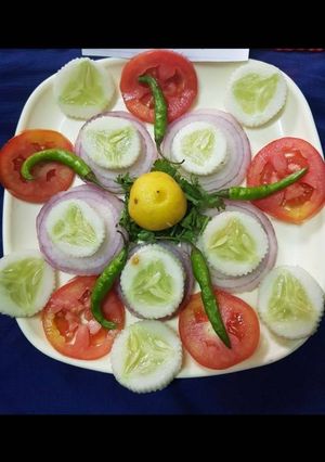 सलाद (Salad recipe in hindi) रेसिपी मुख्य फोटो
