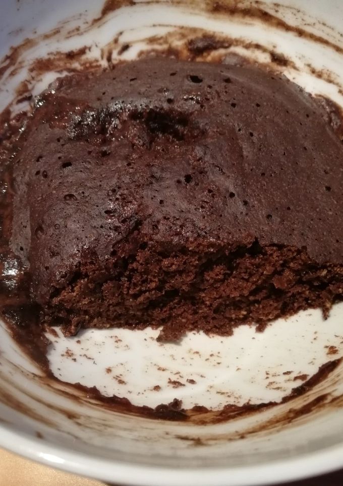 Una foto de Mug cake de avena y algarroba
