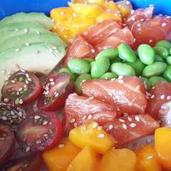 Una foto de Poke bowl de salmón