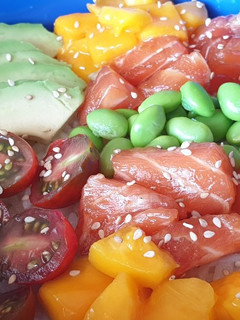 Una foto de Poke bowl de salmón