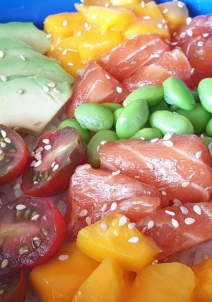 Una foto de Poke bowl de salmón