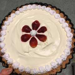 A picture of Sablee de almendras con frutillas 🍓.