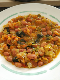 Una foto de Alubias pintas con verduras y algas