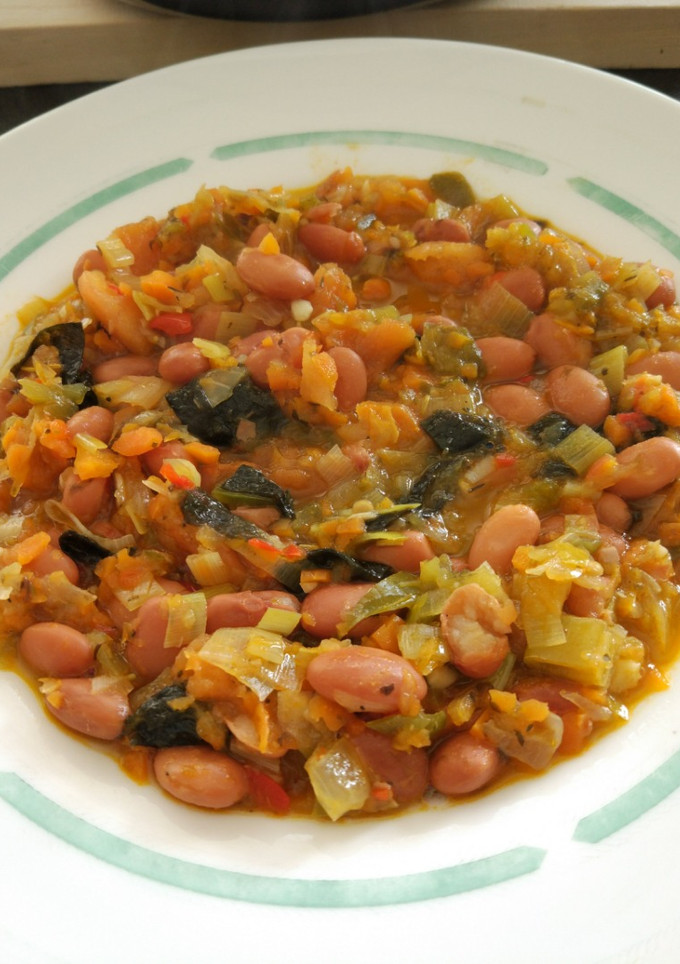 Una foto de Alubias pintas con verduras y algas