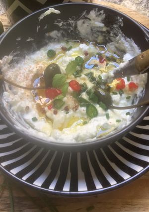 Une photo de 🥒TZATZIKI🪹🍃CONCOMBRE 🥒🍋AU YAOURT GREC 🍶🧉