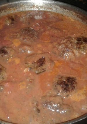 A picture of Italian meatballs with spaghetti.