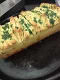 Pan "en fetas" saborizado con queso, manteca y perejil