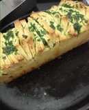 Pan "en fetas" saborizado con queso, manteca y perejil