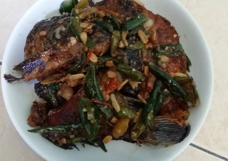 12 Resep: Ikan mas goreng sambel tauco yang Bikin Ngiler!