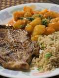Chuleta con papas bravas y arroz frito