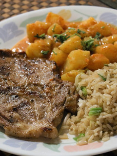 Una foto de Chuleta con papas bravas y arroz frito