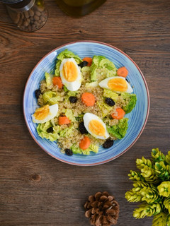Una foto de Ensalada de quinoa con lechuga y huevo duro 🥗