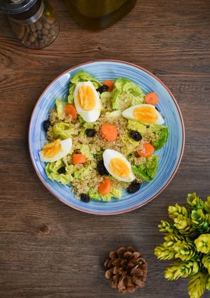 Foto principal de Ensalada de quinoa con lechuga y huevo duro 🥗