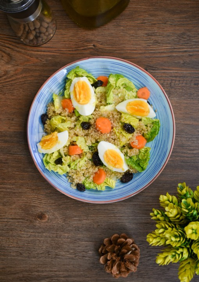 Una foto de Ensalada de quinoa con lechuga y huevo duro 🥗
