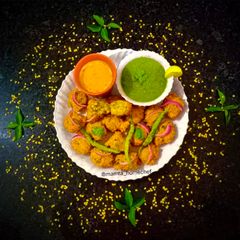 Masala Dalwada with Chutney A picture of Masala Dalwada with Chutney.