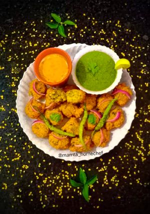 A picture of Masala Dalwada with Chutney.